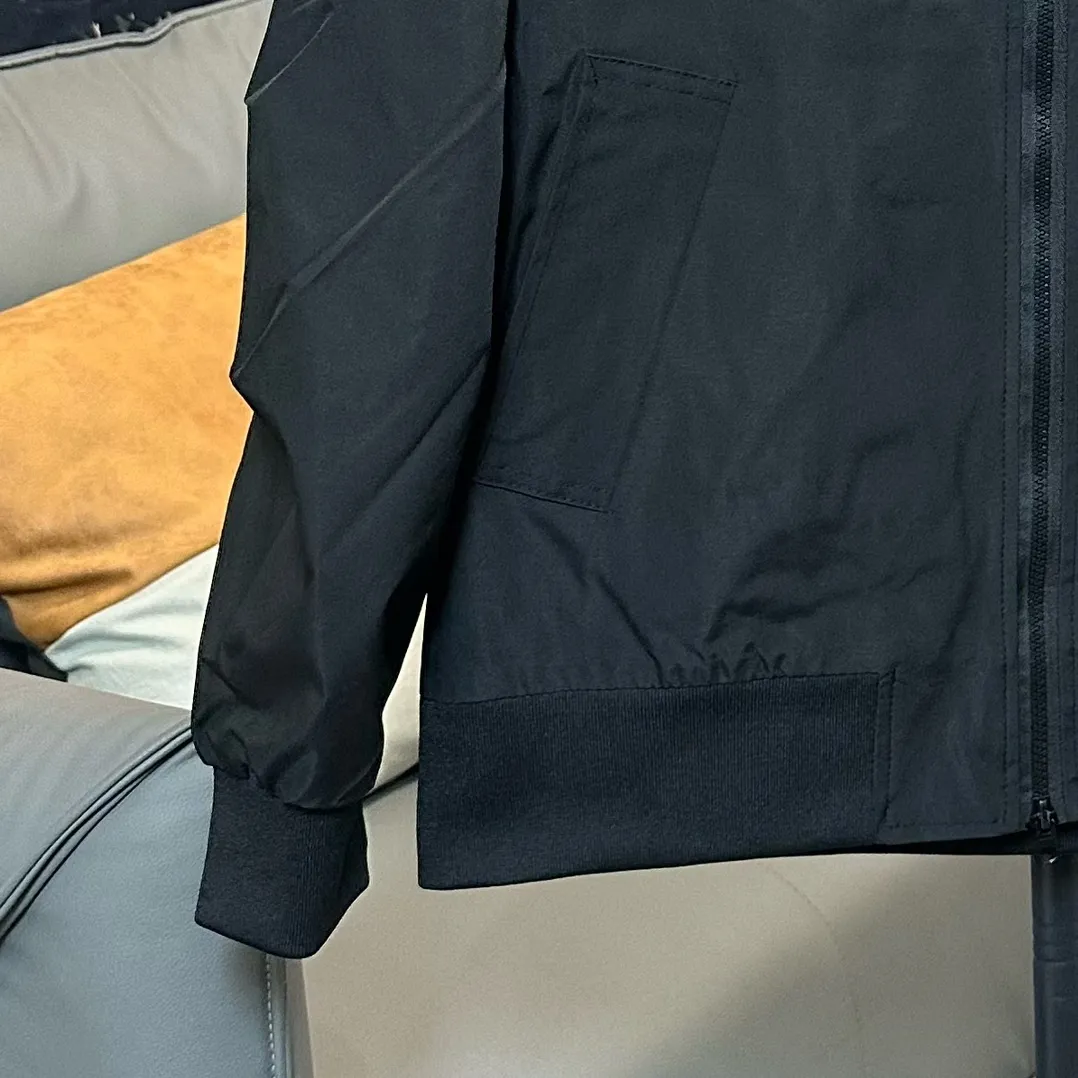 P320 Ralh Lauren men's old money style veteran stand collar workwear Harrington jacket. Ralh Lauren has gone crazy this year. The upper body of major Internet celebrities. The fabric has a double-layer shin feel and is full of weight! It's not as heavy as a regular jacket, and the ordinary cotton material feels really different. This one is super comfortable, soft and stylish, and has a green plaid interior that has a retro movie fashion feel! The fit is loose but not baggy. The size is just right and not too picky. The dropped shoulder design modifies the shoulder shape without making it look bulky. This silhouette is a style that will never go out of style after being worn for a long time. The upper body is also very durable and recognizable. The loose and reasonable fit can be worn by both men and women, making it easy to create a clean and refreshing youthful look. The embroidery on the chest is all German Oman embroidery fiber with original data. The embroidery process is very particular. It uses Japanese Tajima machines to ensure the embroidery is exquisite and three-dimensional. That is what I said is different from the ones on the market. Regarding the workmanship, the version is a loose version and can be used by boys and girls!! Color: black, navy, size: S-XL